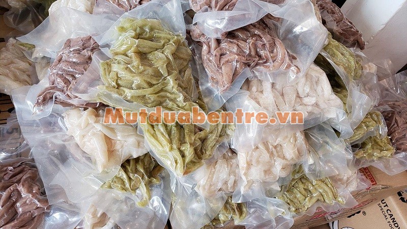Mứt dừa non được hút chân không để bảo quản tốt hơn